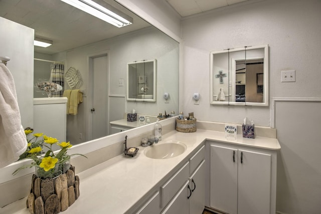 full bath with curtained shower and vanity