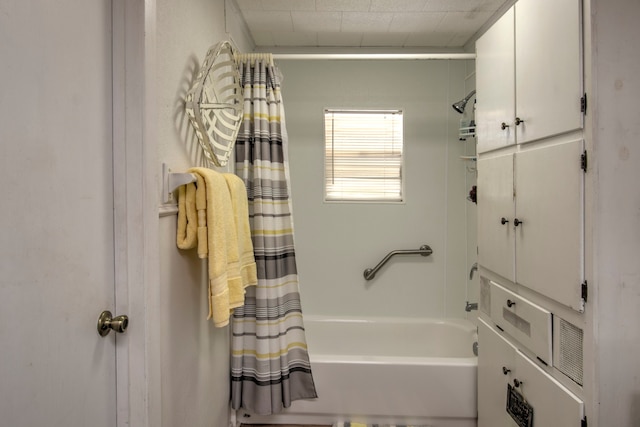 bathroom featuring shower / tub combo