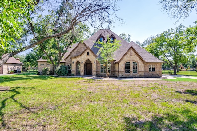 view of front of property featuring a front yard