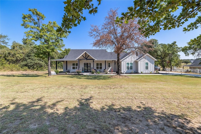 view of front of property featuring a front lawn