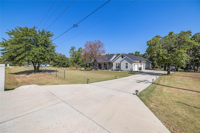 view of front of property featuring a front lawn