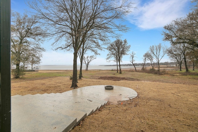 view of yard featuring a water view