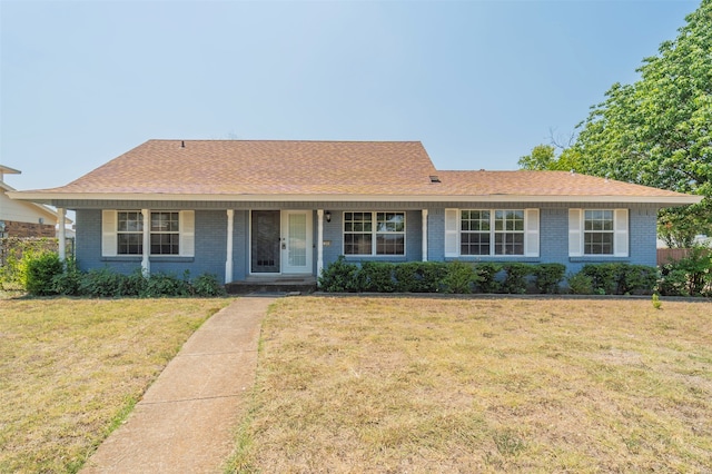 ranch-style house featuring a front yard