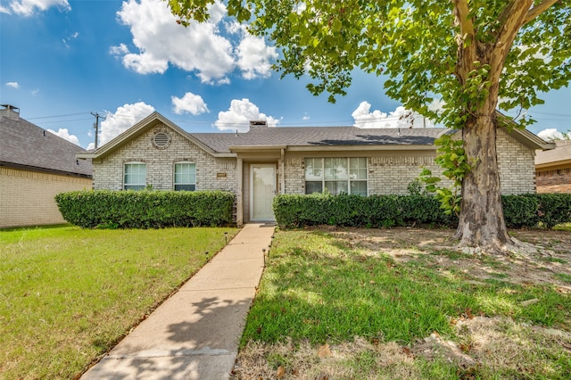 single story home with a front lawn