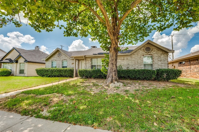 single story home with a front lawn