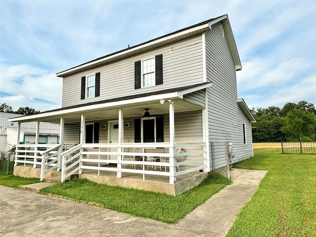 view of front of home featuring a porch, ceiling fan, and a front lawn