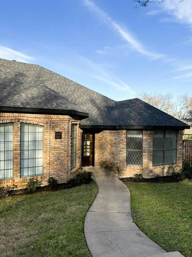 view of front of house with a front lawn