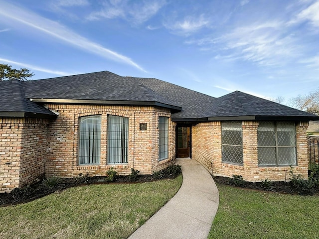 view of front facade featuring a front yard