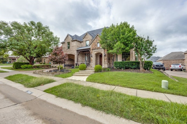 view of front of house featuring a front yard