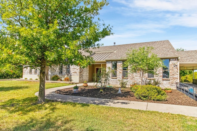 view of front facade featuring a front lawn