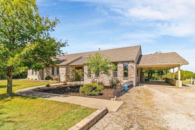 view of front of property featuring a front yard and a carport