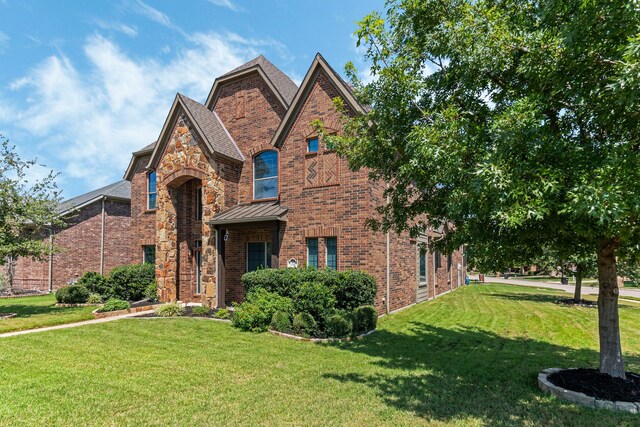 view of front of property featuring a front lawn