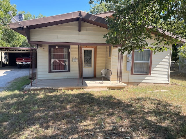 view of front of property featuring a front lawn and a porch