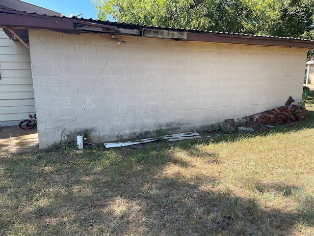 view of side of property featuring a yard