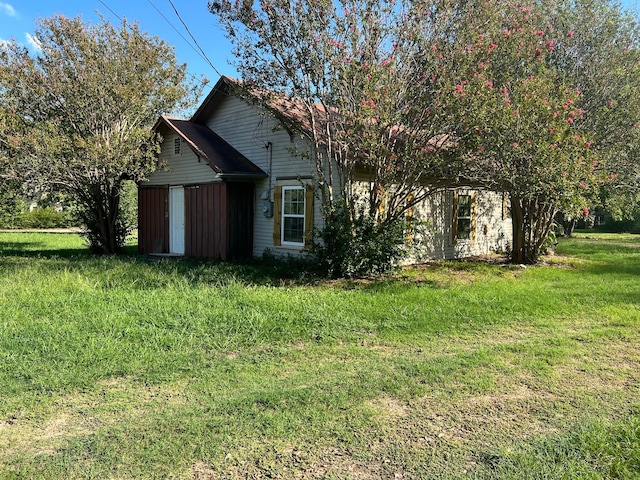 view of side of property featuring a yard