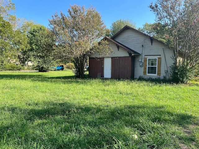 exterior space featuring a yard