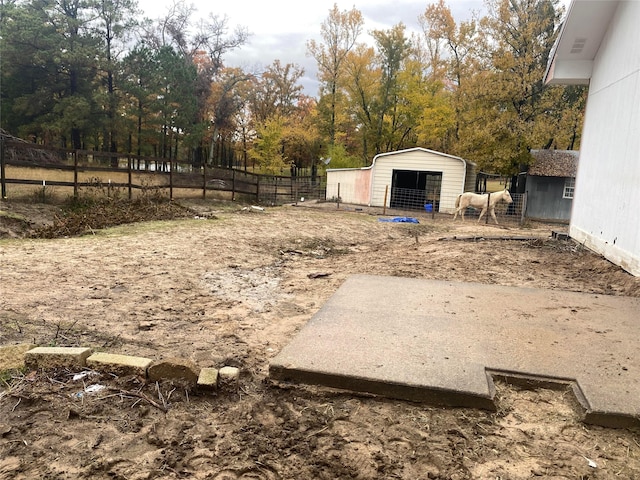 view of yard featuring an outdoor structure