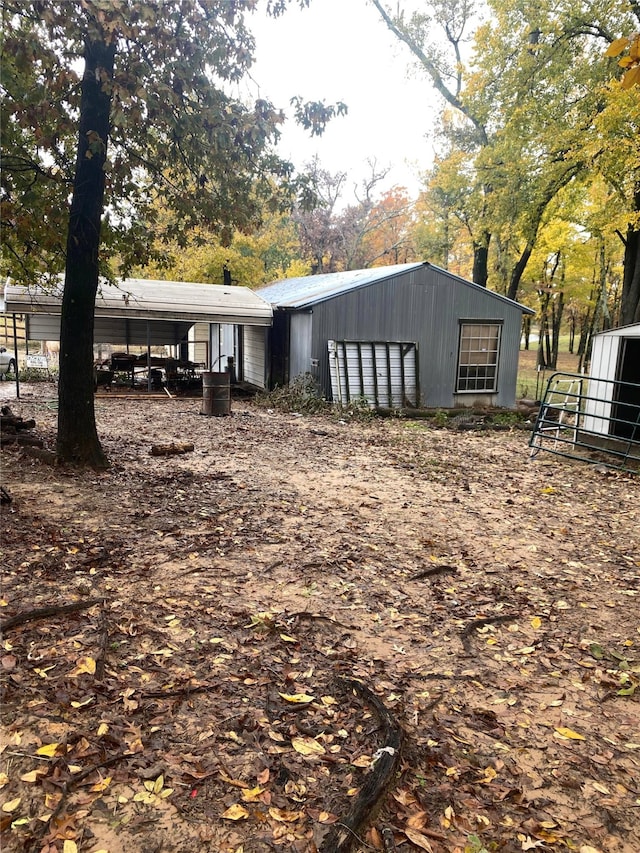 view of front facade featuring an outbuilding