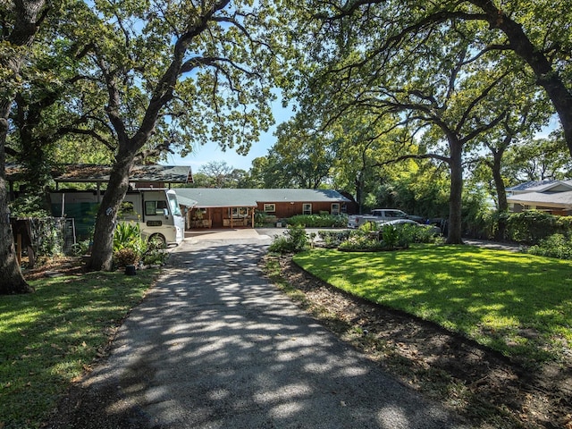 single story home with a front lawn