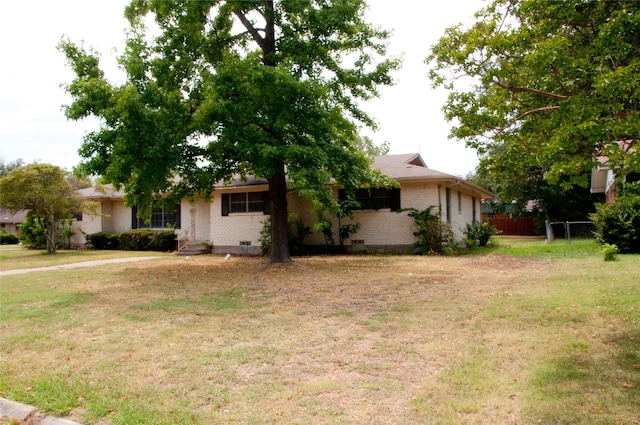 view of front facade with a front yard