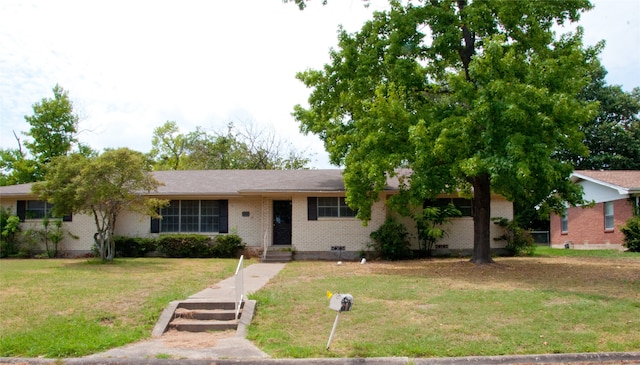 single story home with a front lawn