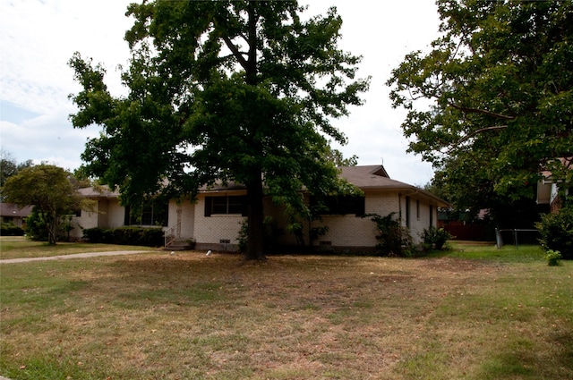 view of front of property featuring a front lawn