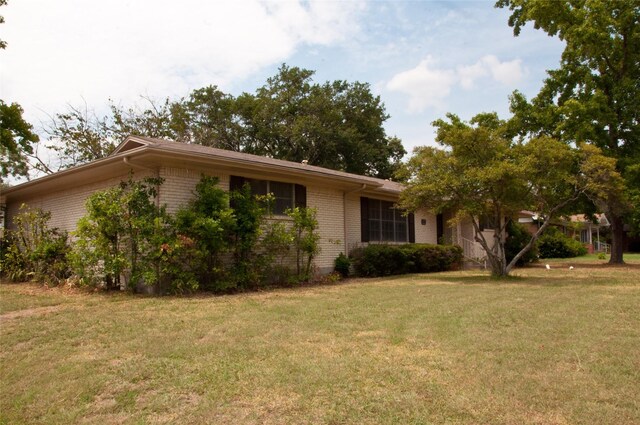 ranch-style home featuring a front lawn