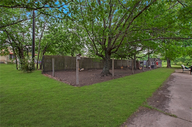 view of property's community featuring a lawn