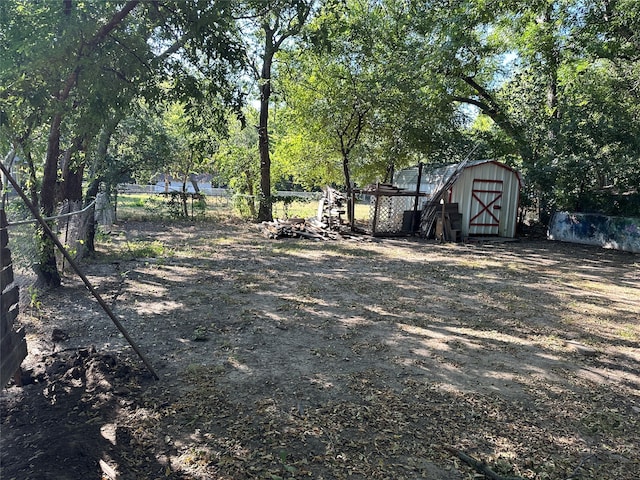 view of yard featuring an outdoor structure