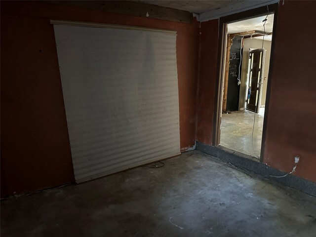 unfurnished room with concrete floors