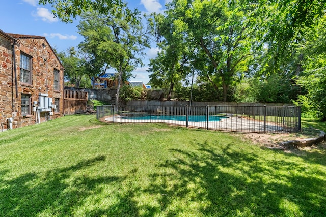 view of yard featuring a fenced in pool