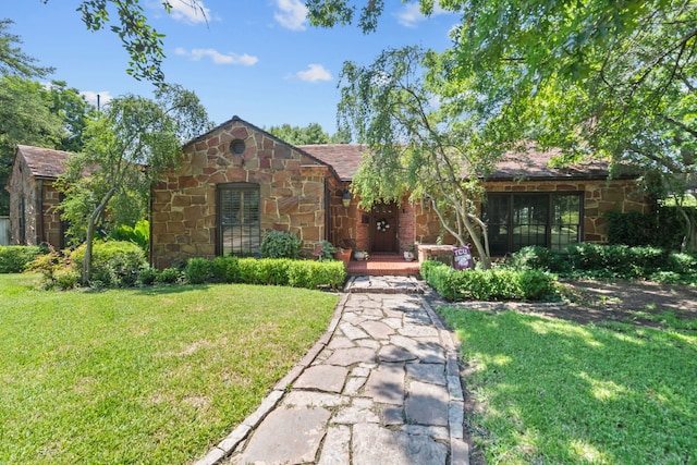 view of front facade with a front yard