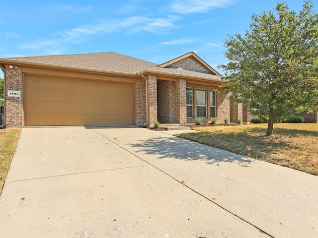 view of front facade featuring a front lawn and a garage