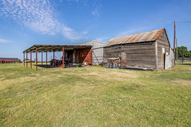 view of yard with an outdoor structure