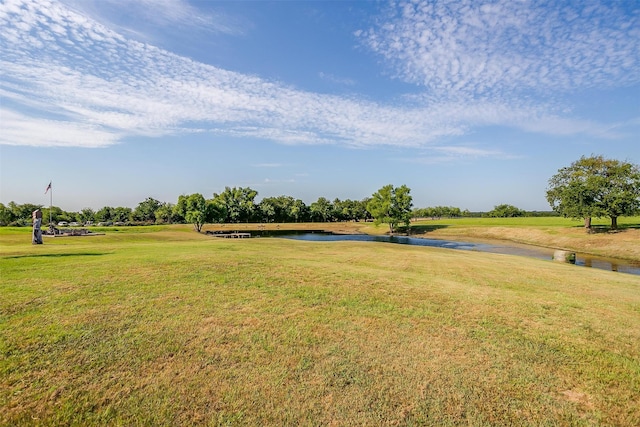 view of yard featuring a water view