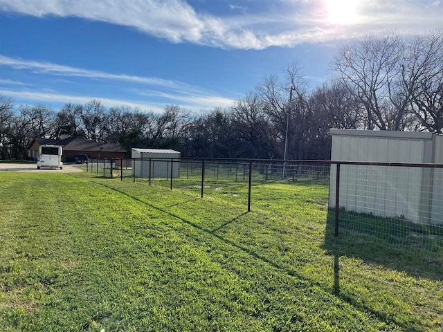 view of yard featuring an outbuilding