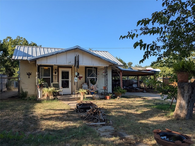 view of front of property with a front yard