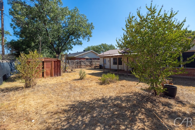 view of yard featuring a storage unit