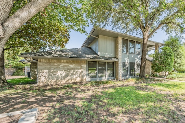 view of front facade with a front yard