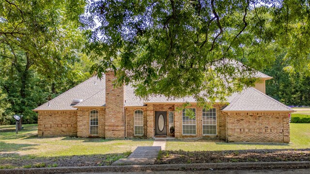 view of front facade with a front yard