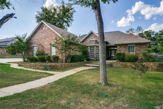 view of front of home featuring a front lawn