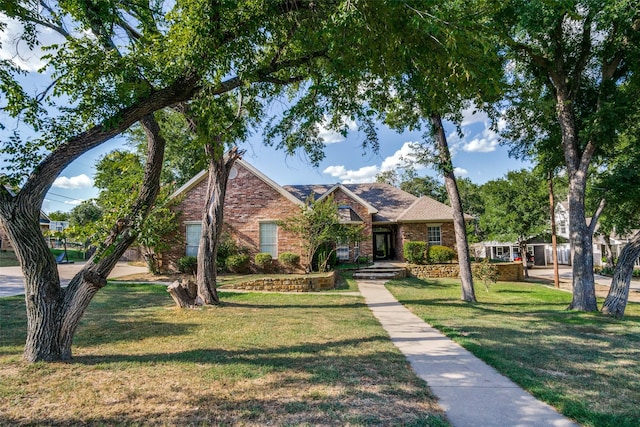 view of front facade featuring a front lawn