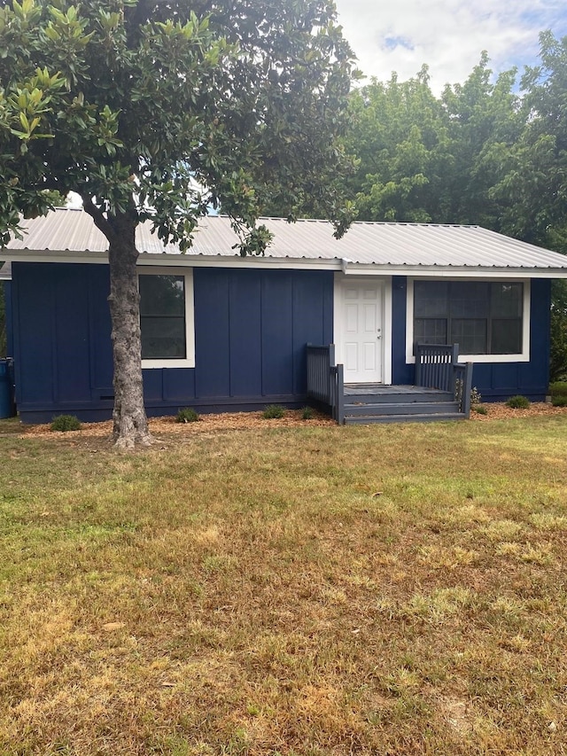 single story home featuring a front yard