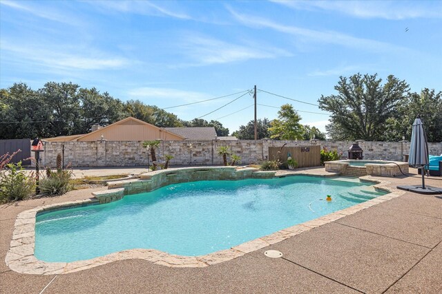 view of pool featuring an in ground hot tub