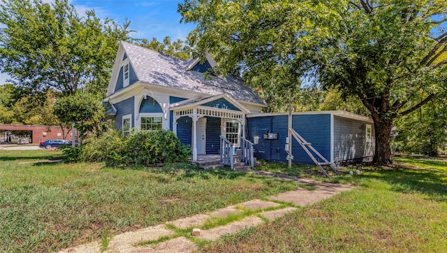 view of front of property featuring a front lawn