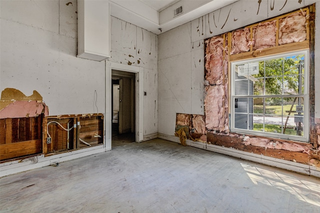 empty room featuring concrete flooring