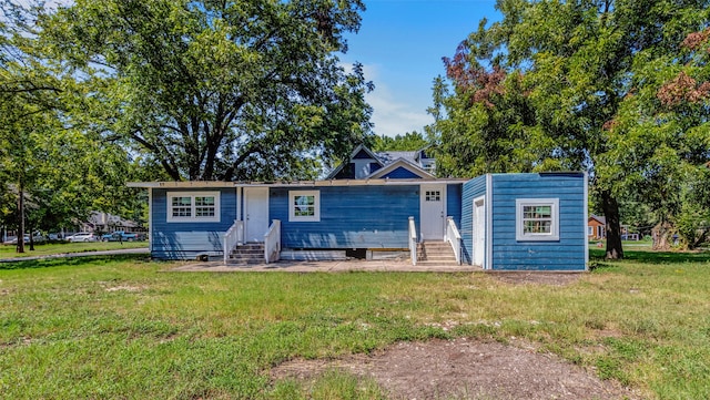 view of front of property featuring a front lawn