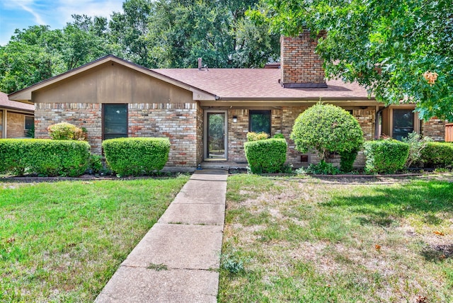 view of front of home with a front lawn