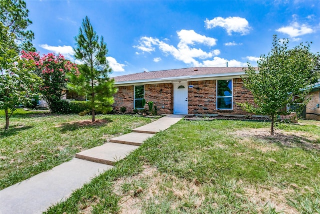 ranch-style house featuring a front yard