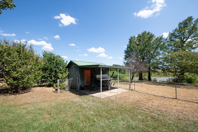 view of yard with a water view and an outdoor structure